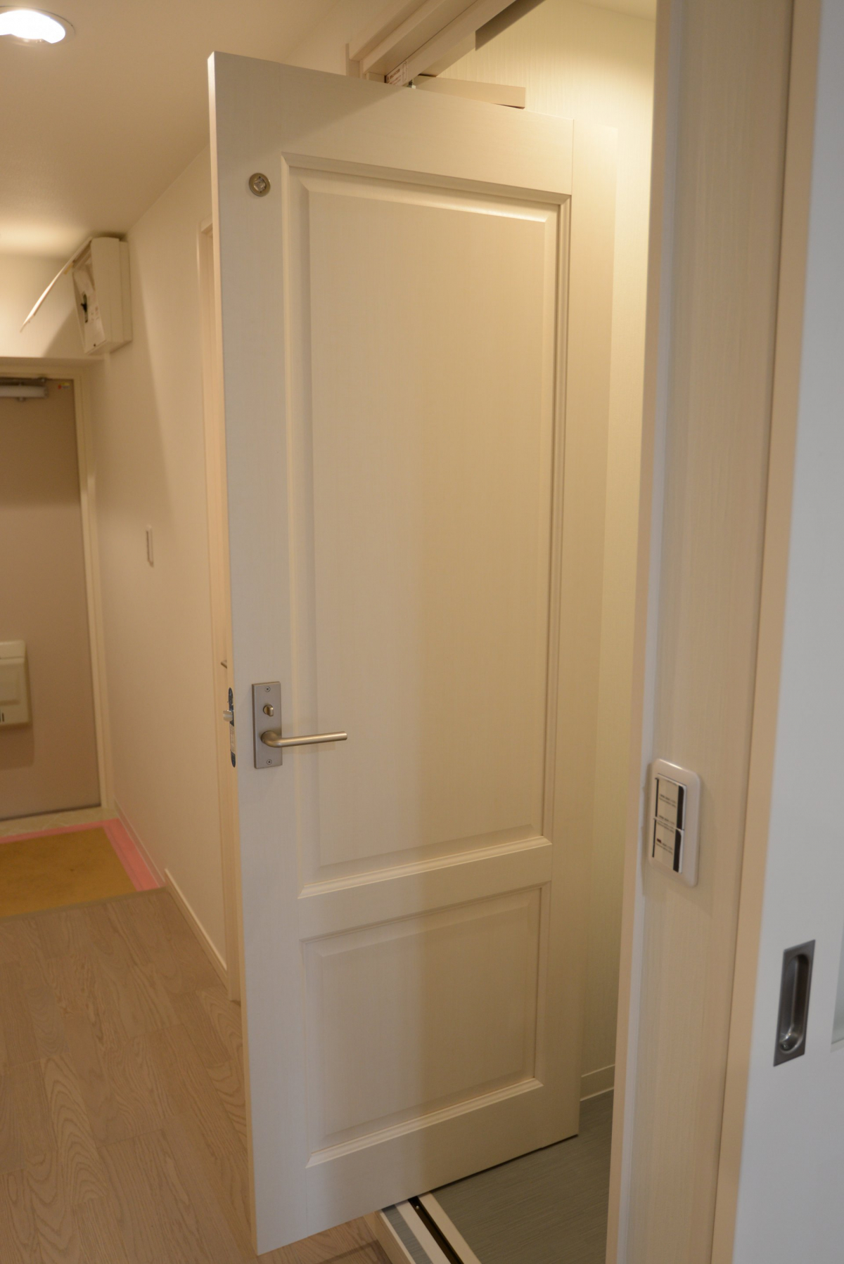 トイレのドアはスライド式のドアです。廊下の動線に影響が少なくなります。。