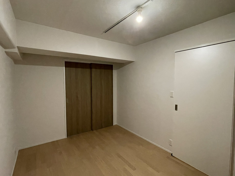 寝室です。各お部屋の建具、2種類のカラーが見えるように設置しています。
