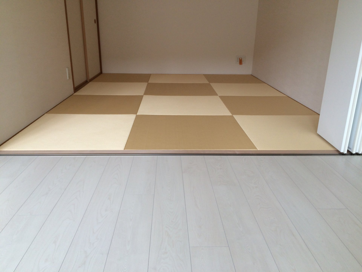 和紙の畳表で製作した琉球調の畳です。市松模様がステキです。